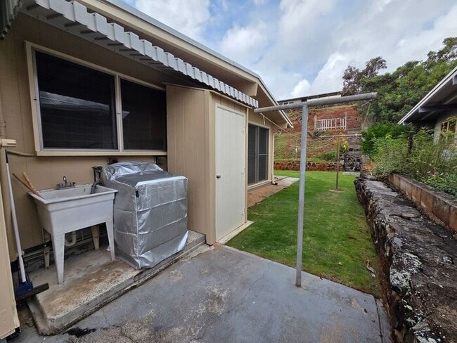 Building Photo - Momilani: 3 bedroom 1.5 bath duplex house w/ 2 car Tandem parking