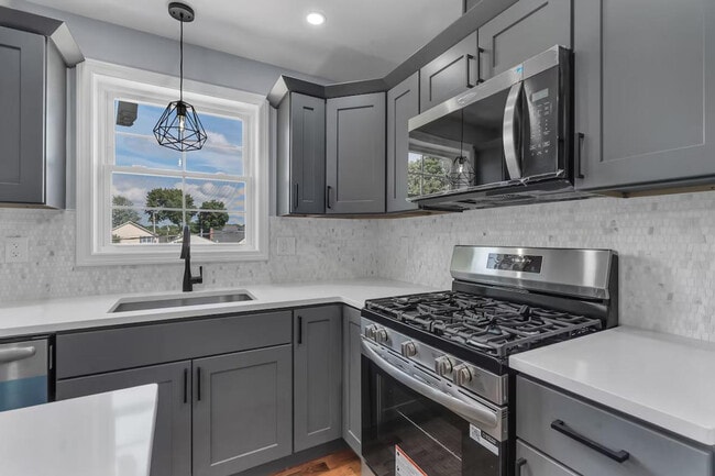 Building Photo - 109 Flora St