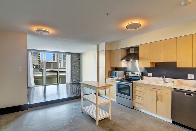 Building Photo - 0bd/1ba Bellevue Condo