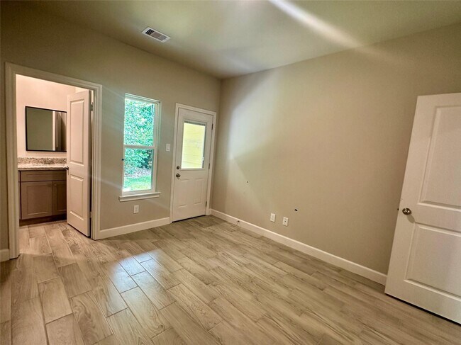 Building Photo - 104b Turner Dr
