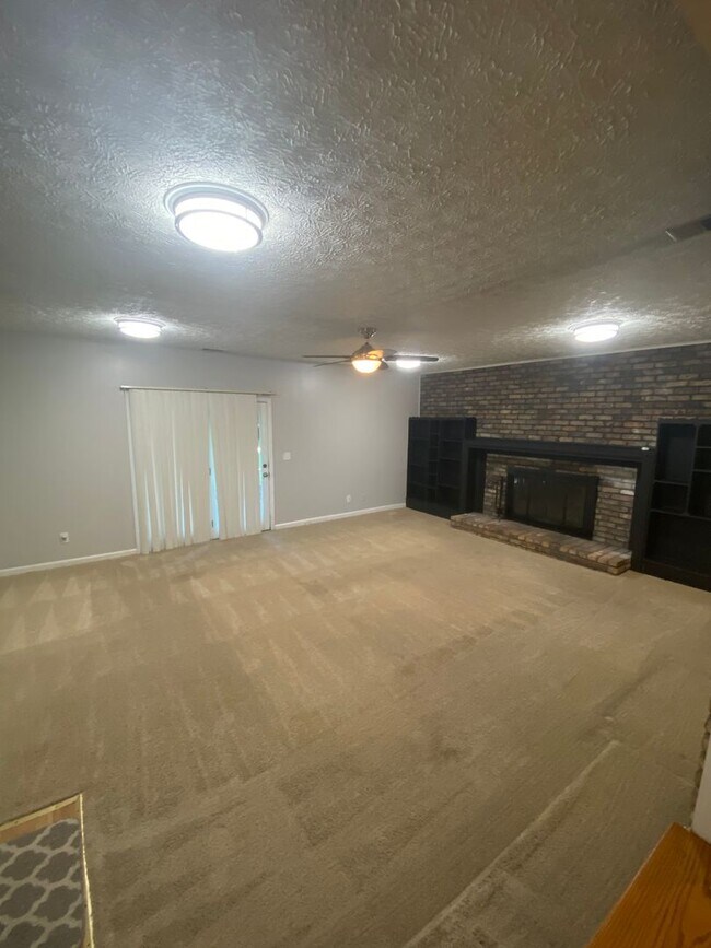 Building Photo - 2625 Sunny Ln SE