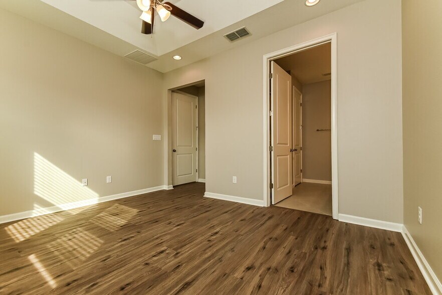 Building Photo - 11832 Meadowgate Pl