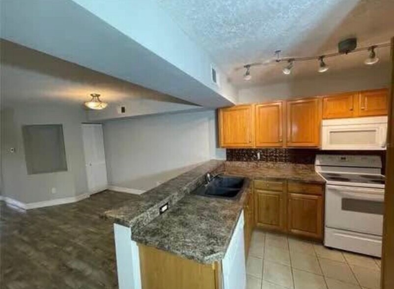 Building Photo - 2650 Oak Park Way