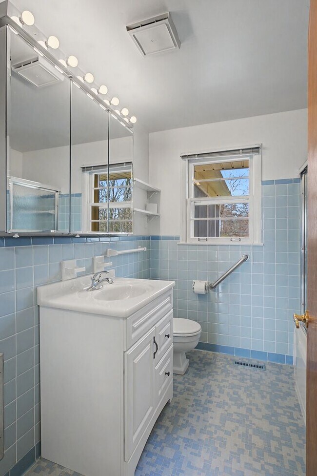 Building Photo - Mid Century Modern in Donelson with 4 bed 2bath, pet friendly, 2 car garage, and potential music ...