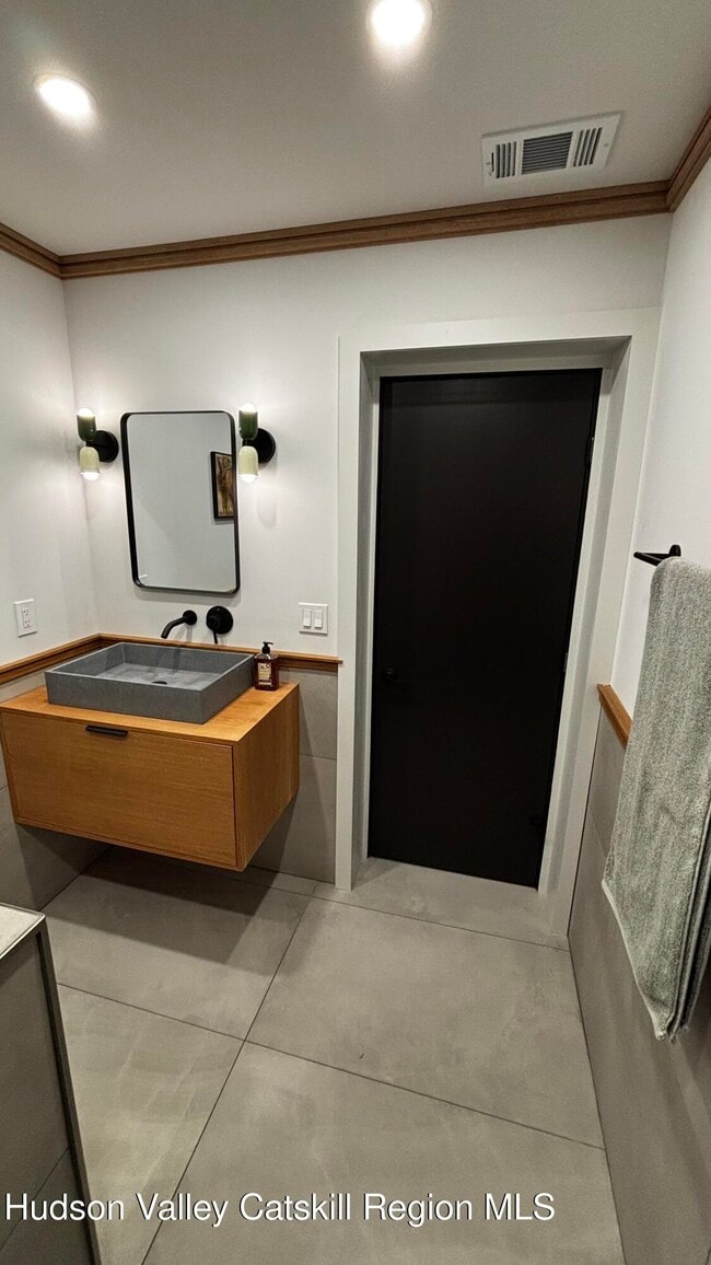 Building Photo - 13 Regal Rd