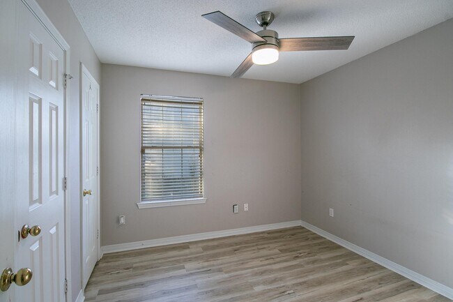 Building Photo - 10690 E Bay Tree Dr