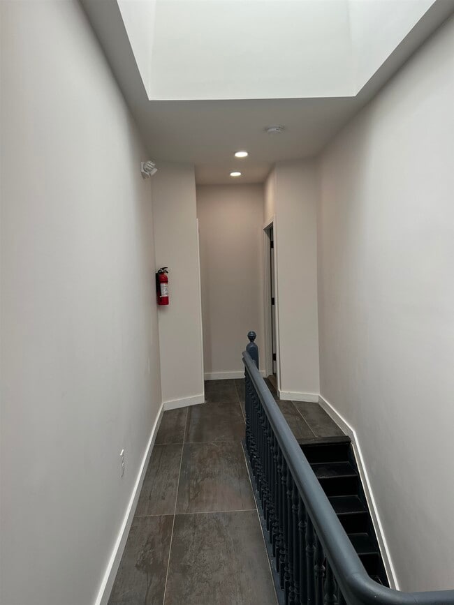 Building Photo - 107 Magazine St