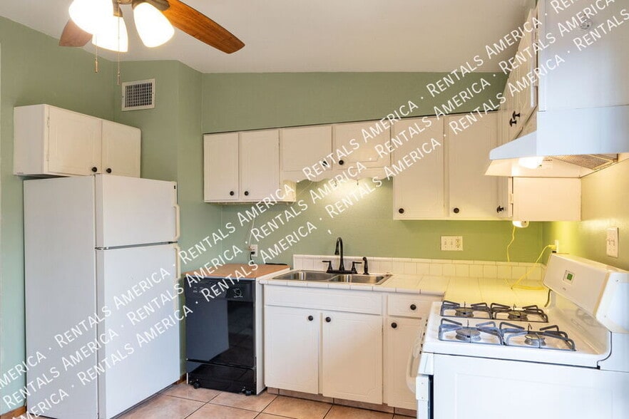 Building Photo - 803 E Holaway Dr