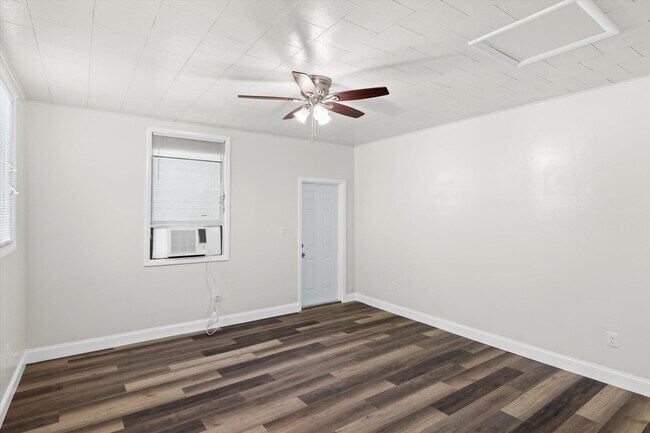 Building Photo - Newly Renovated Studio