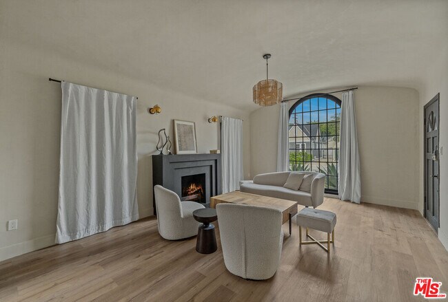 Building Photo - 8822 Rosewood Ave