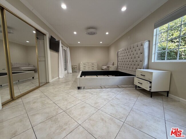 Building Photo - 10609 Reseda Blvd