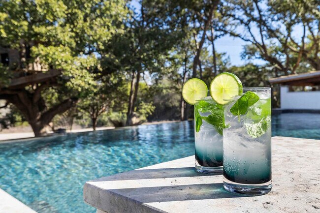 Building Photo - 2701 Bumble Bee Dr