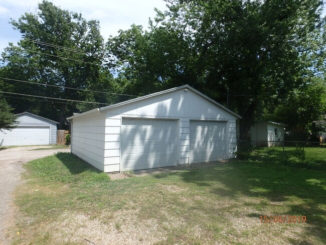 Building Photo - 400 SW Lindenwood Ave