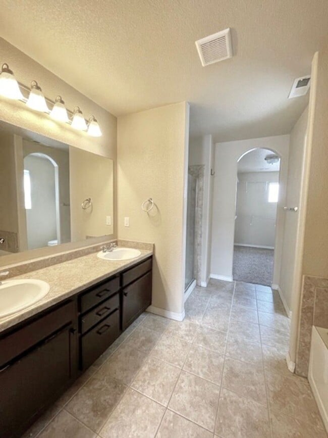 Building Photo - 2 Story Home with 3 Bed, 2.5 Bath, 2 Car G...