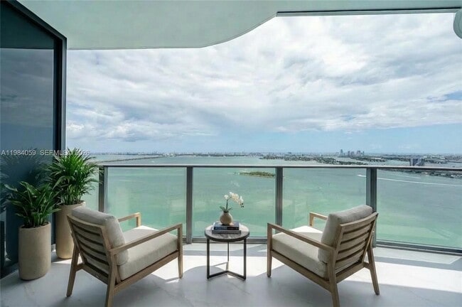 Building Photo - 700 NE 24th St