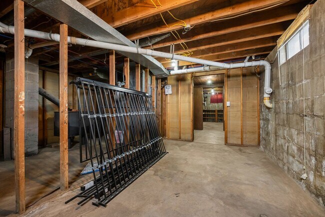 Building Photo - 3 Bedroom 2 Bath Home with Bonus Rooms and Tons of Extra Space