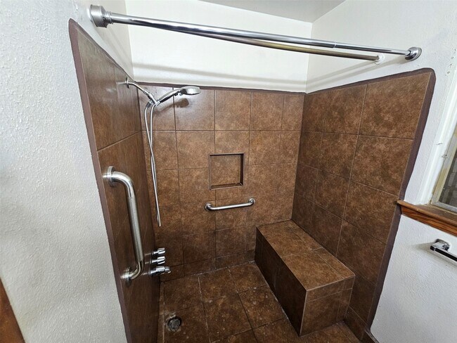 Building Photo - 2810 Monticello Dr