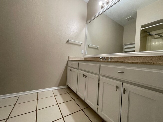 Building Photo - AVAILABLE NOW 2 BEDROOM 2 BATH TOWNHOME IN...