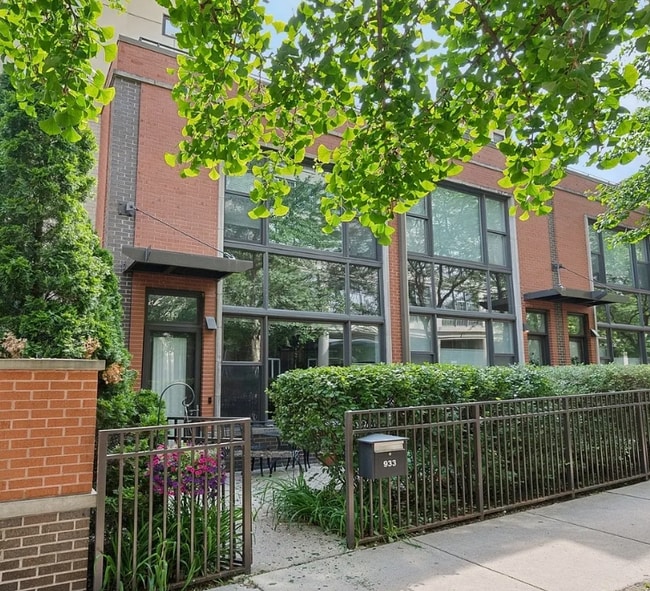 Building Photo - 945 N Howe St