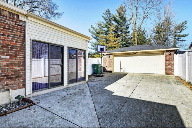 Building Photo - 9305 Waltlee Rd