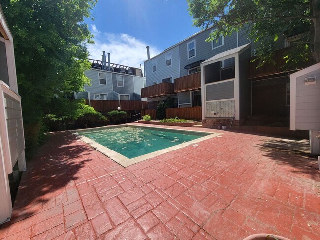 Building Photo - 2 Bedroom, 1 Bathroom Condo located in Max...