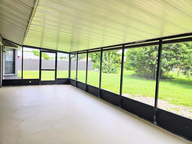 Building Photo - Beautifully Maintained 3-Bedroom Home with...