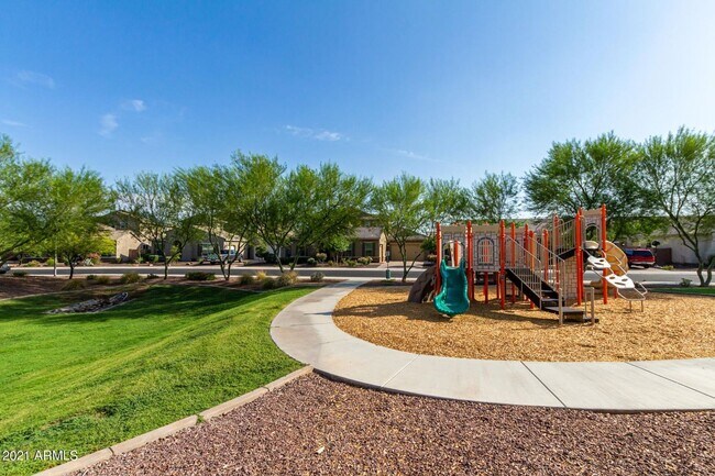 Building Photo - Gorgeous 5 Bed 3.5 Bath 3 Car garage home with private pool + SOLAR in gated community in Peoria