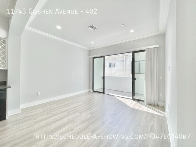 Building Photo - Beautiful modern large top-floor 1 Bedroom...