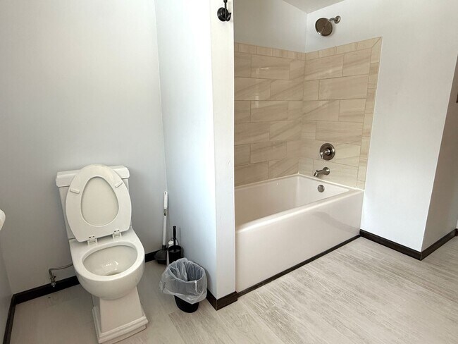 Building Photo - Move-In Ready 2 bedroom, 1.5 bathroom Home in Livonia