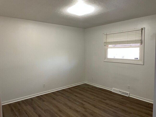 Building Photo - 3/4 BED, 1.5 BATH HOME $1400 MONTH, $1400 ...