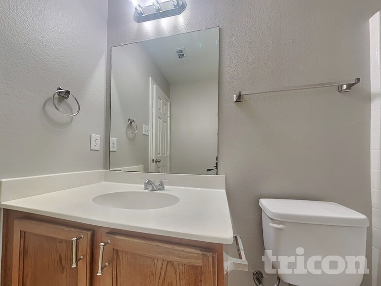 Building Photo - 5816 Greenmeadow Dr