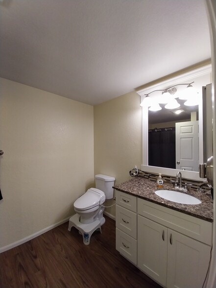 2nd bathroom - 9815 Holly Dr