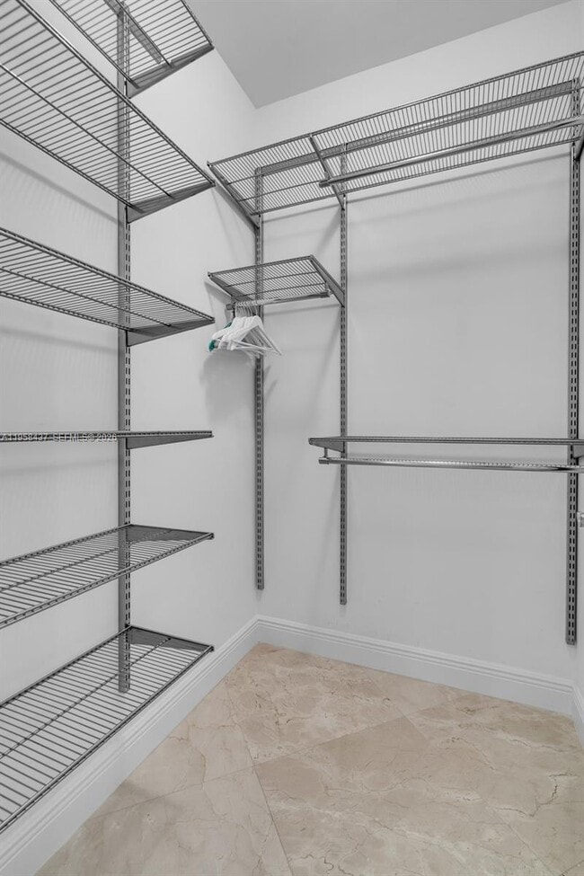 Building Photo - 785 Crandon Blvd