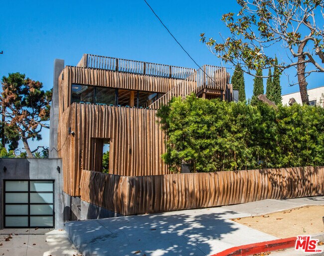 Building Photo - 2460 Beverley Ave