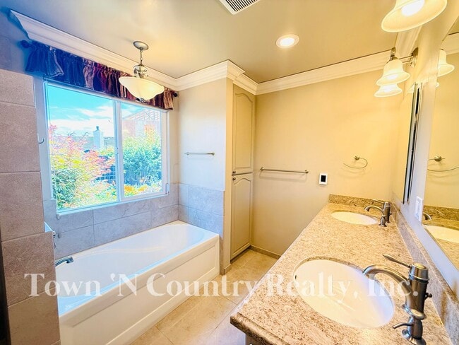 Building Photo - 22369 Ferdinand Ct