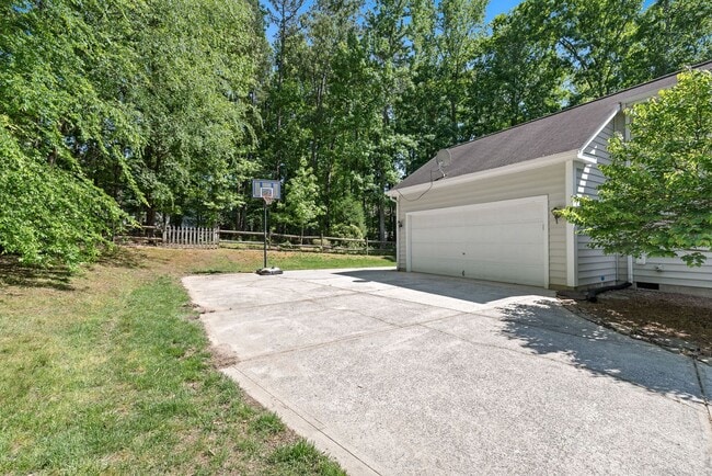 Building Photo - 3 Bedroom w/ 2 car Garage (Landscaping is ...