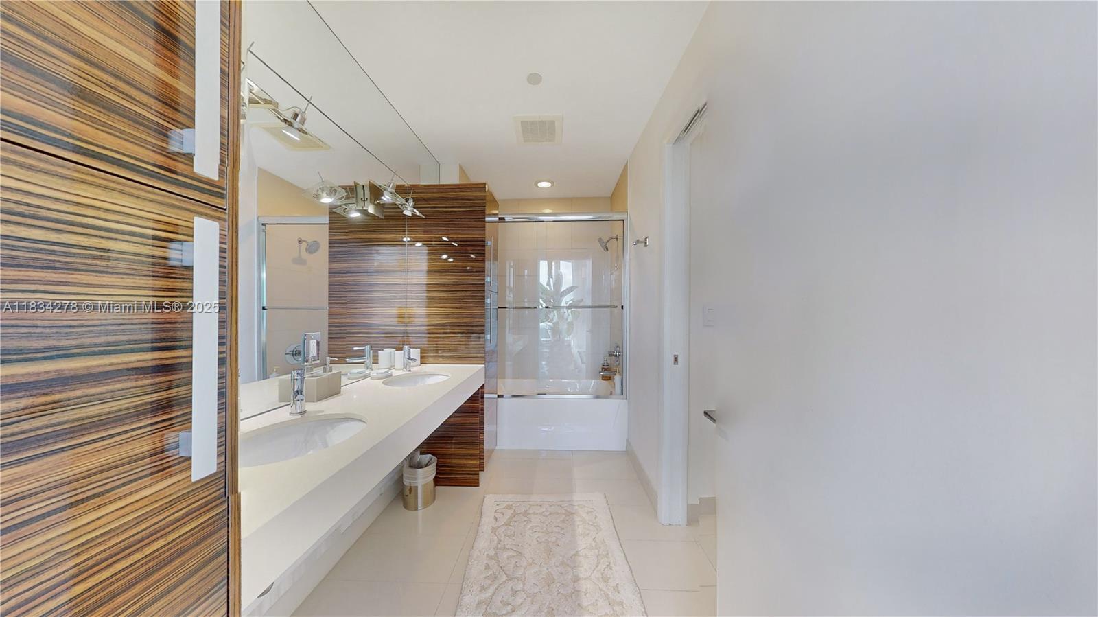 Building Photo - 2020 N Bayshore Dr