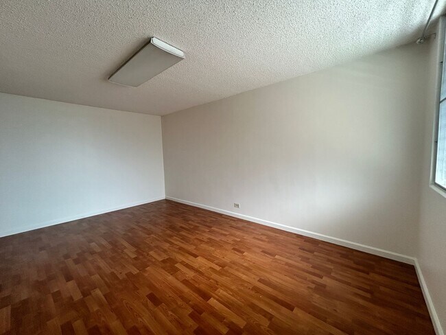 Building Photo - 2 Bedroom/1 Bath/ 1 Parking Highly Desirable Unit in Salt Lake