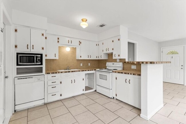 Building Photo - 3306 Westhill Dr