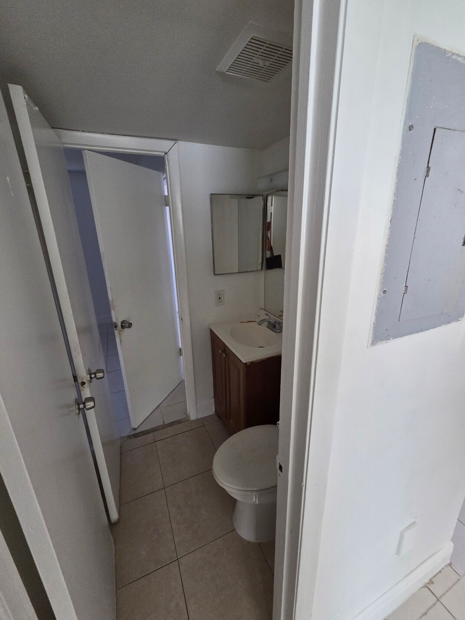 half bathroom - 2460 W 56th St