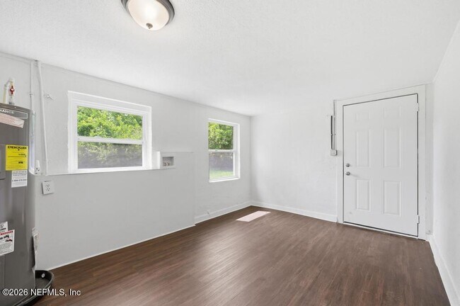 Building Photo - 1823 W 44th St