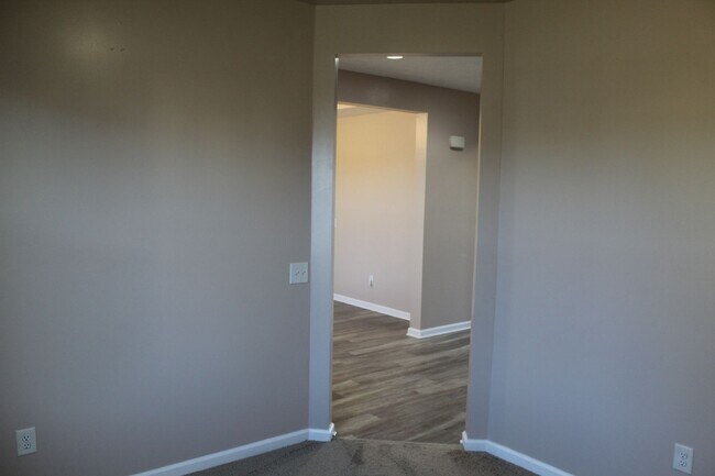 Building Photo - Beautiful 4 Bedroom in Avon!