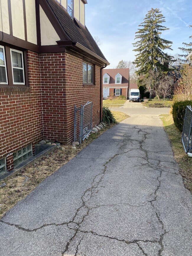 Building Photo - 74 E Iroquois Rd