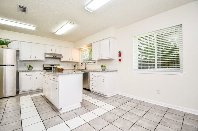 Building Photo - 16823 Cobble Ridge Dr