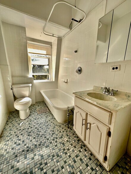 Building Photo - 19 Main St