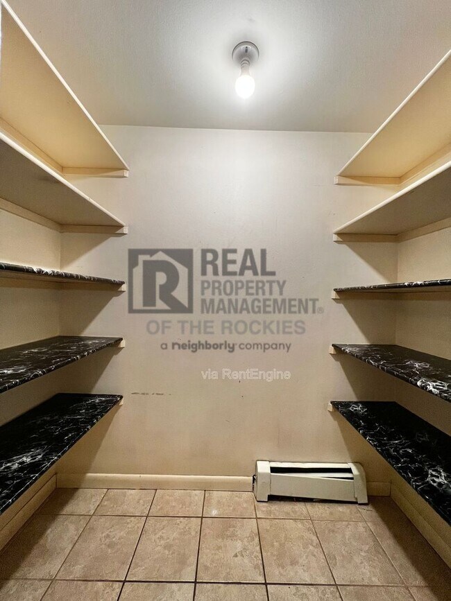 Building Photo - 1005 Robertson St