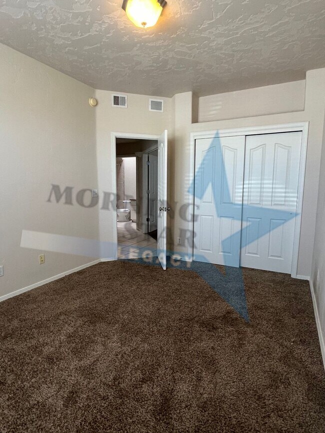 Building Photo - 3 Bedroom Home in Roadrunner Area!