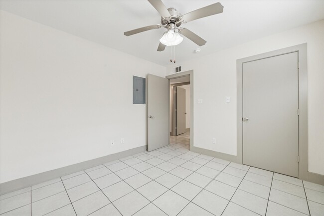 Building Photo - 4300 Rosslyn Rd