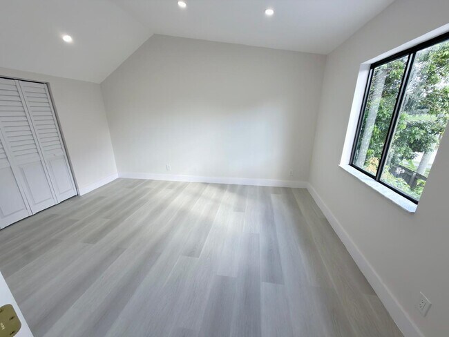 Building Photo - 46 Tara Lakes Dr E