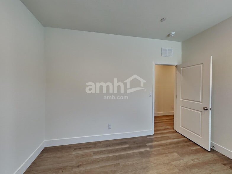 Building Photo - 842 English Primrose St